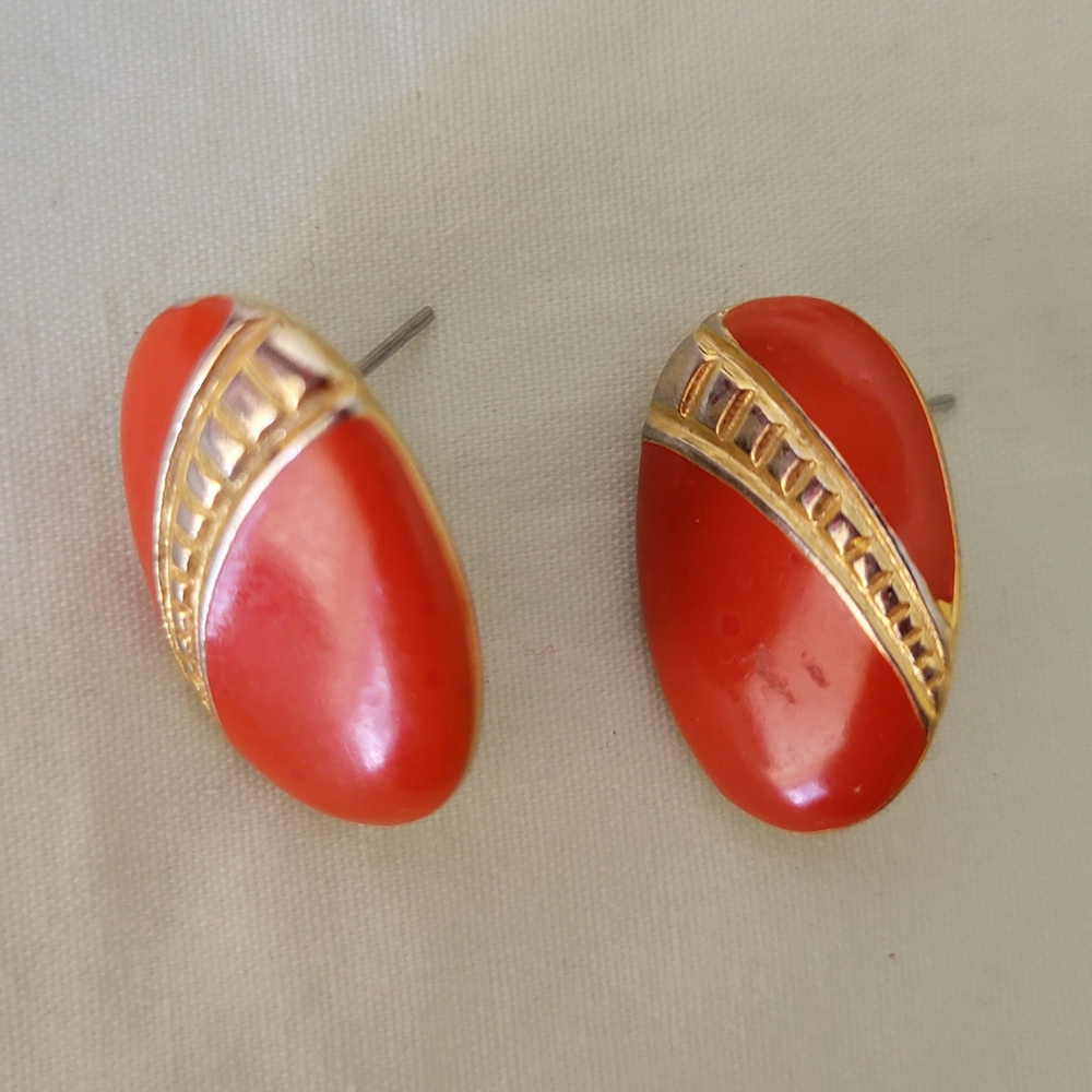 Chic Gold and Red Oval Earrings